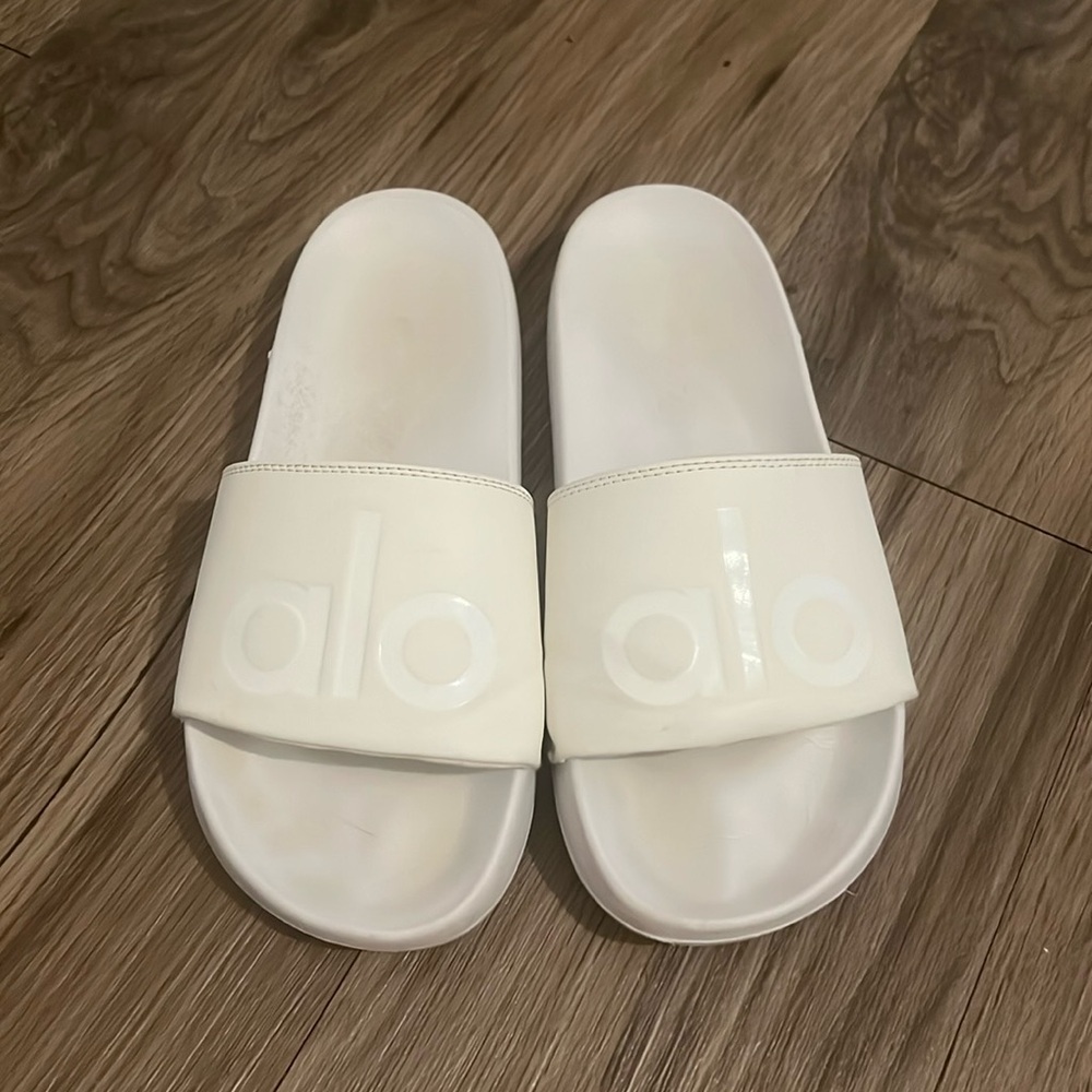 Alo Yoga flip-flop